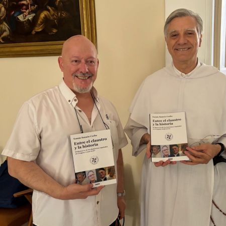 Autor Dr. Tomás Sansón Corbo entregando ejemplares de su último libro de Tierradentro Ediciones