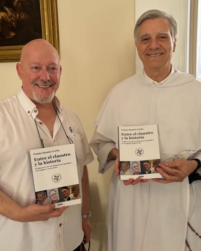 Autor Dr. Tomás Sansón Corbo entregando ejemplares de su último libro de Tierradentro Ediciones